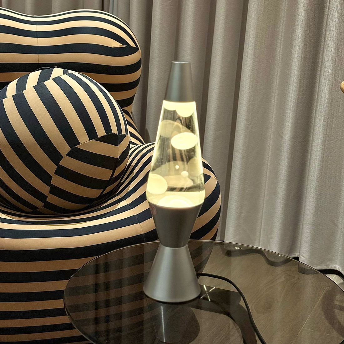 Pure Serenity: Clear Liquid & White Wax Lava Lamp for Relaxing Ambience