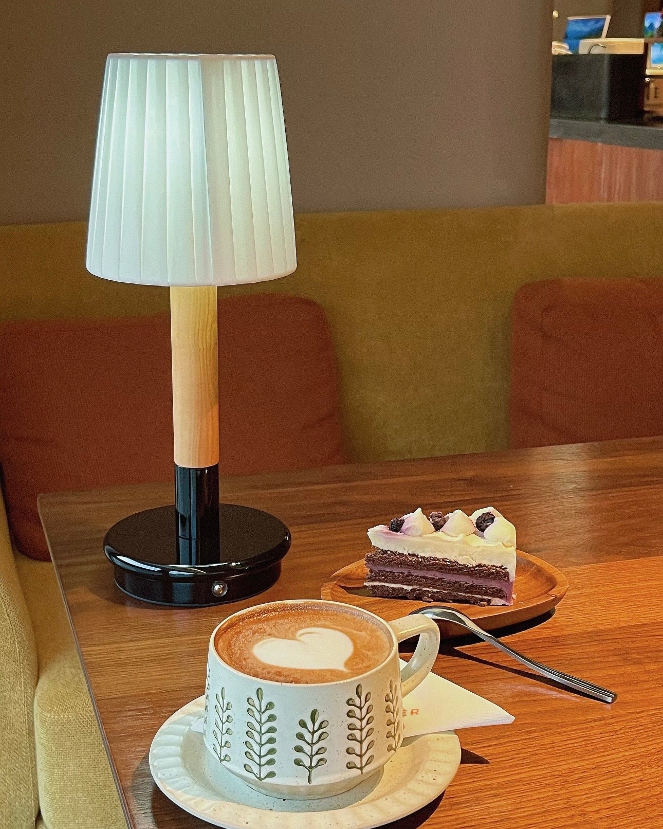 Cordless rechargeable table lamp with fabric shade