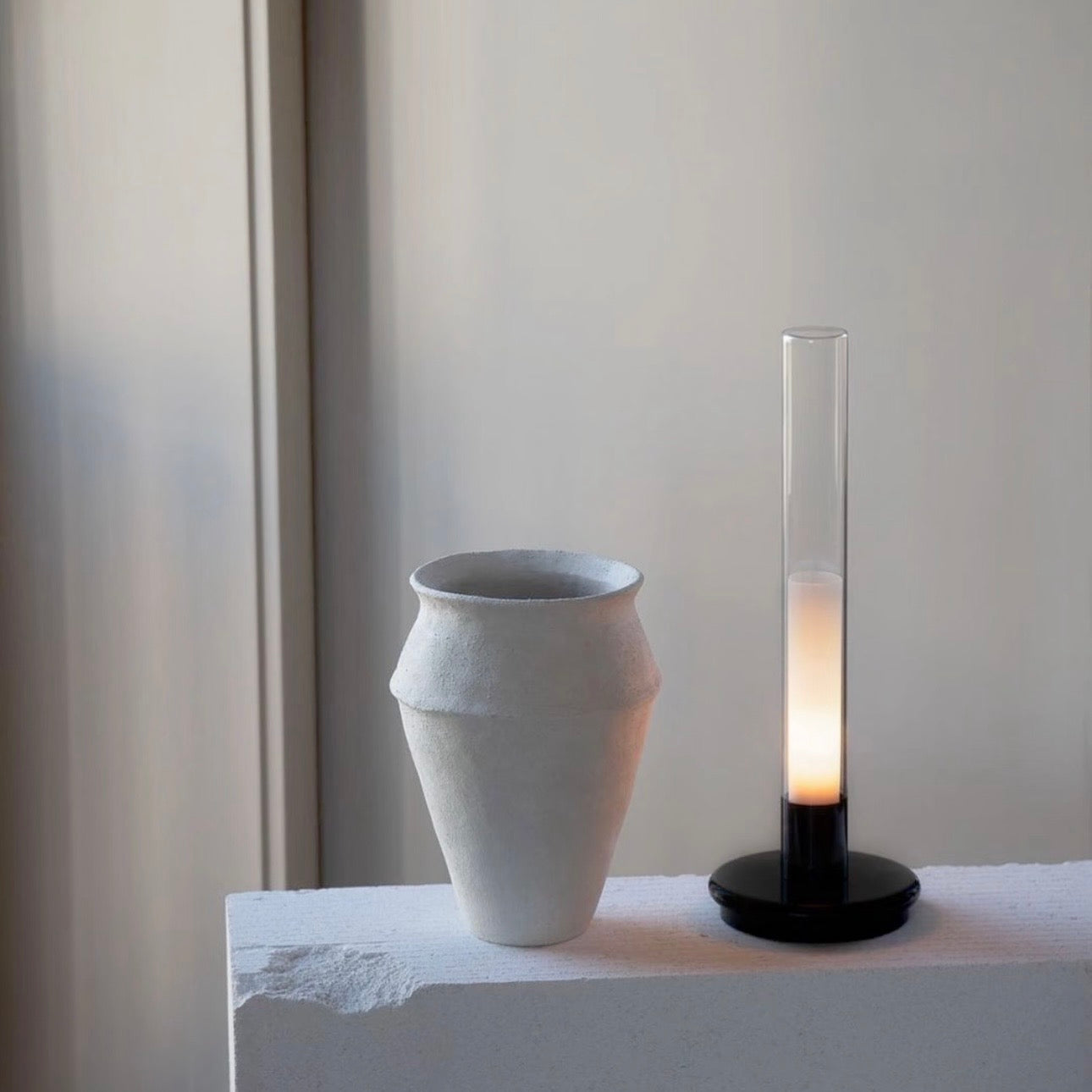 Cordless rechargeable LED candle table lamp with warm 3000K lighting
