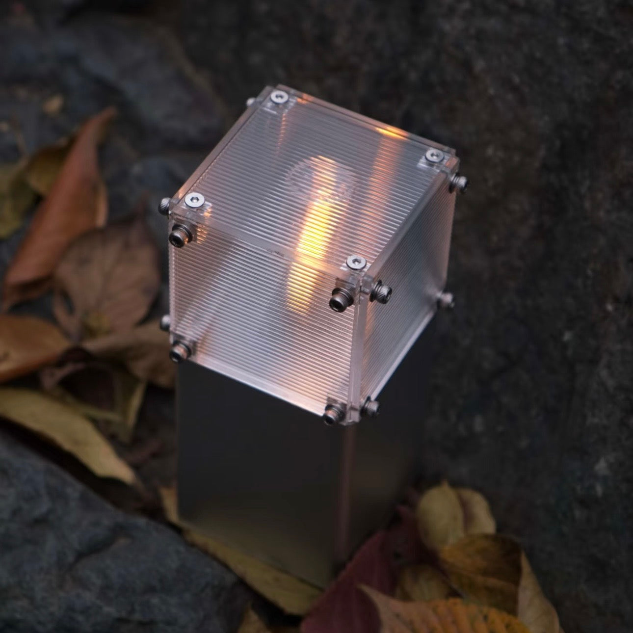 Lumiosa-minimalist-acrylic-aluminum-led-lamp-size-comparison