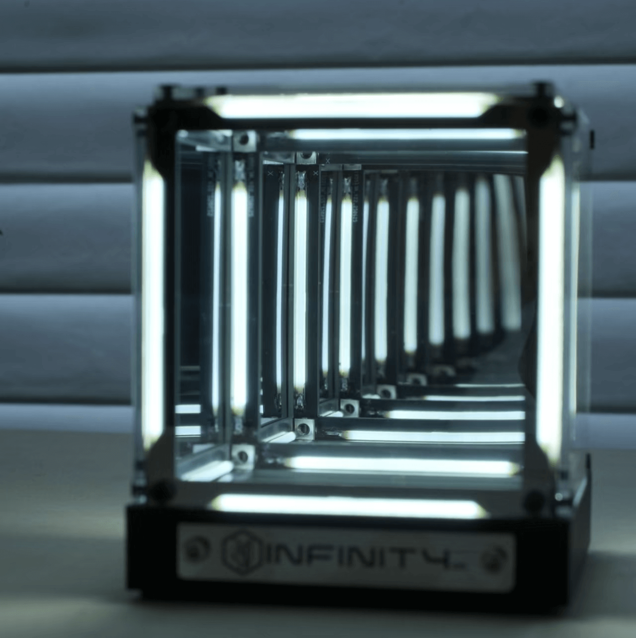 Compact LED vibe lamp with infinite reflections