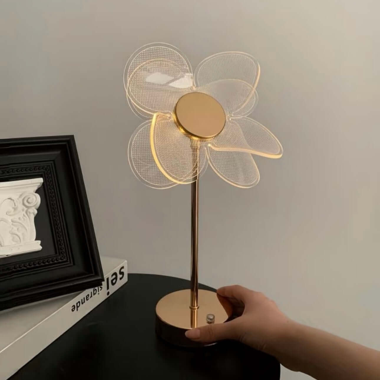 cozy non-glare clover lamp for reading or ambient lighting