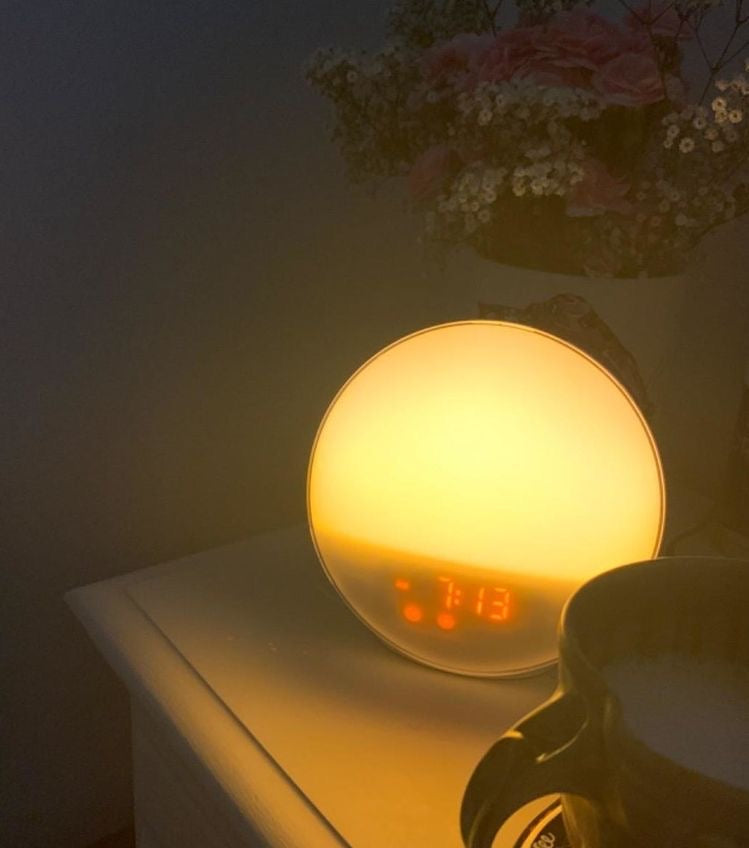 Compact USB wake-up lamp for shared living spaces